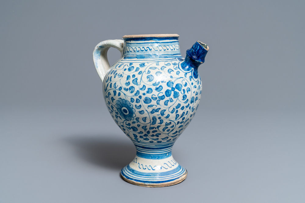 Een blauw-witte Antwerpse majolica siroopkan, 2e helft 16e eeuw