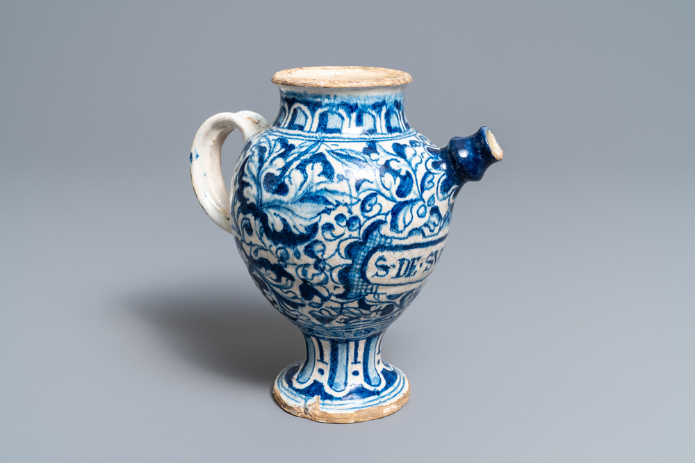 Een blauw-witte Antwerpse majolica siroopkan, 2e helft 16e eeuw
