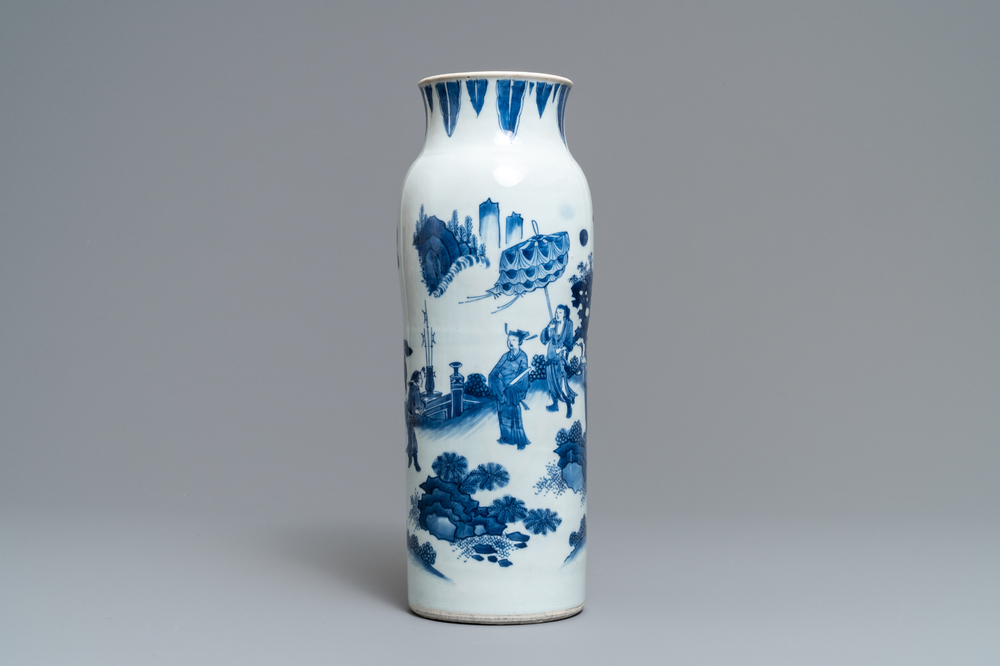 Un vase de forme rouleau en porcelaine de Chine bleu et blanc &agrave; d&eacute;cor figuratif, &eacute;poque Transition
