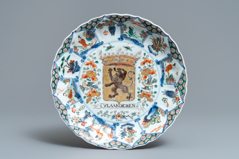 Un plat armori&eacute; de 'Flandres' en porcelaine de Chine famillle verte, Kangxi/Yongzheng