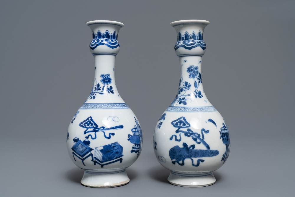 Une paire de vases en porcelaine de Chine bleu et blanc, Kangxi