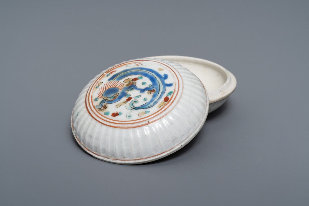 Een polychrome Japanse Kakiemon dekseldoos met een draak, Edo, 17e eeuw
