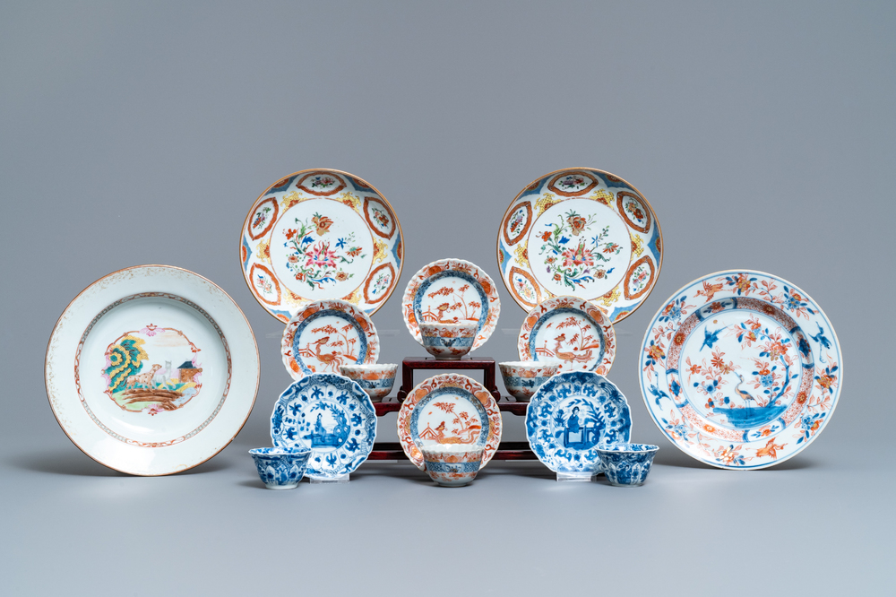 Een collectie Chinees blauw-wit, famille rose en Imari-stijl porselein, Kangxi/Qianlong