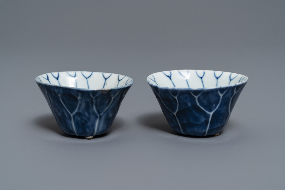 Een paar Chinese blauw-witte lotusvormige koppen, Kangxi