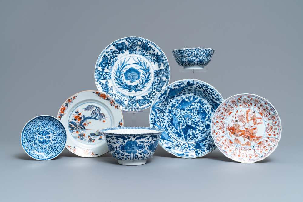 Sept pi&egrave;ces en porcelaine de Chine bleu et blanc, rouge de fer et de style Imari, Kangxi/Qianlong