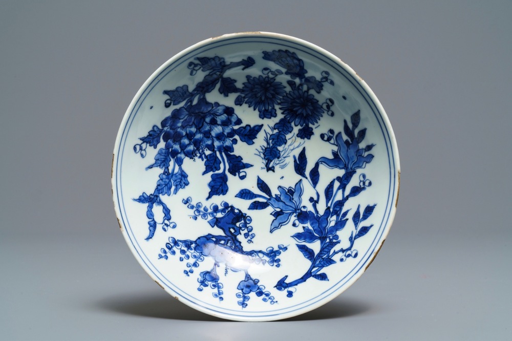 Een Chinese blauw-witte kom met floraal decor, Jiajing merk en periode