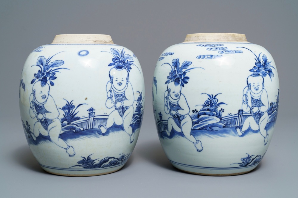 Une paire de jarres en porcelaine de Chine bleu et blanc &agrave; d&eacute;cor de gar&ccedil;ons, Kangxi
