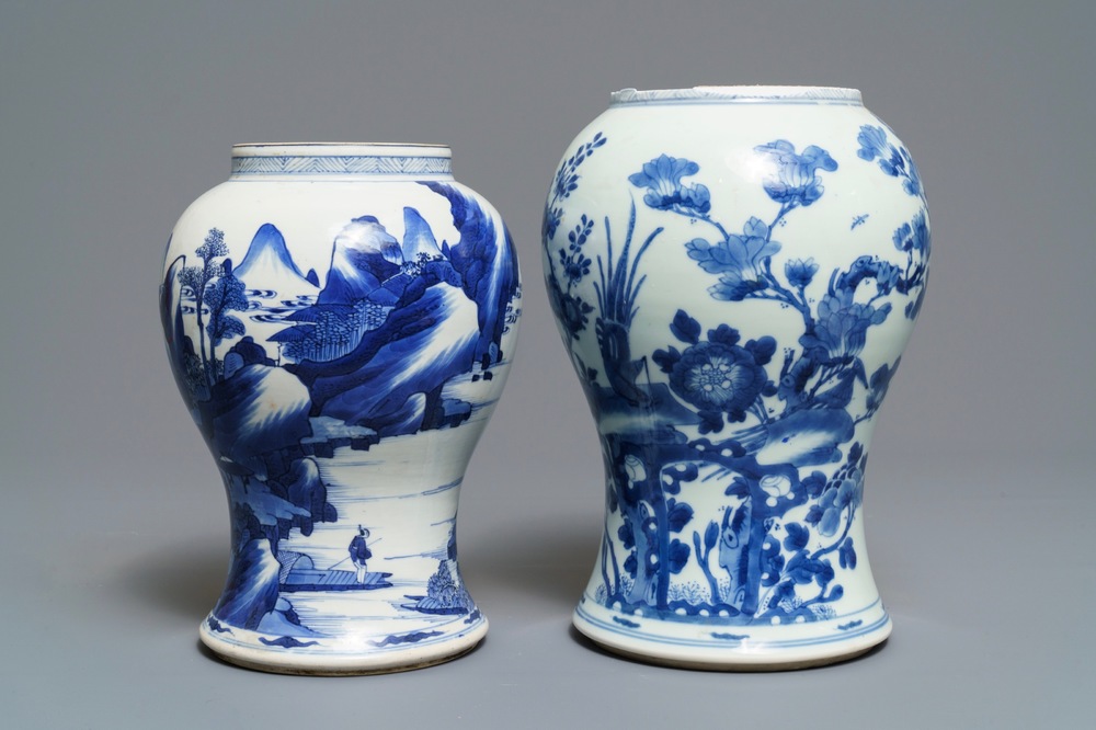 Deux vases en porcelaine de Chine en bleu et blanc, Kangxi