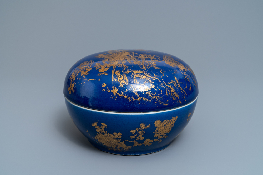 Een Chinese poederblauwe ronde dekselschaal met verguld decor, Guangxu merk en periode