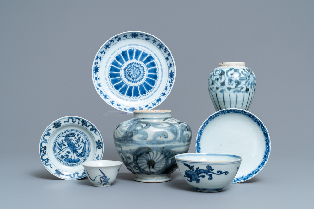 Een collectie divers Chinees blauw-wit porselein, Ming