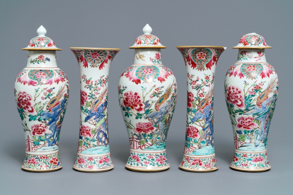 Een Chinees famille rose vijfdelig kaststel met vogels bij bloesems, Qianlong