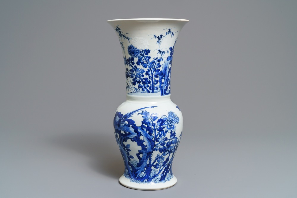 Un vase de forme yenyen en porcelaine de Chine bleu et blanc &agrave; d&eacute;cor 'bianco sopra bianco', Kangxi
