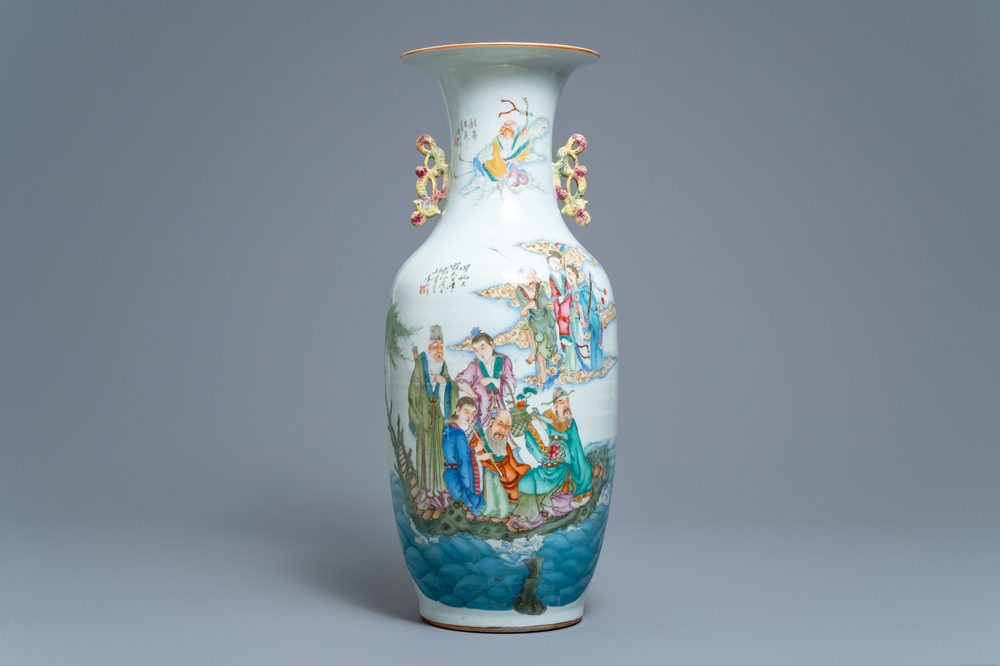 Een Chinese famille rose vaas met tweezijdig decor, 19/20e eeuw
