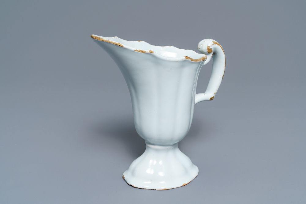 Une aigui&egrave;re casque en fa&iuml;ence blanche de Delft, 18&egrave;me
