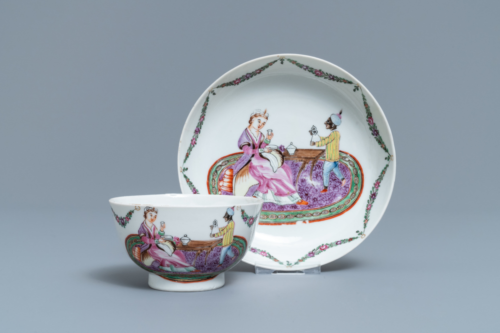 Een Chinese famille rose kop en schotel met een dame met haar dienaar, Qianlong