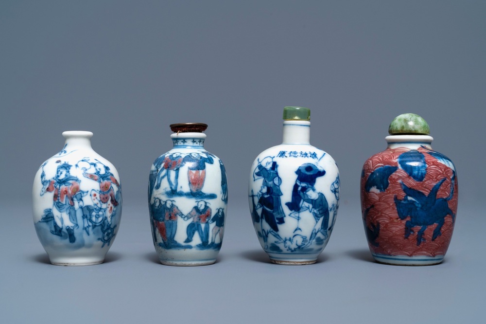 Vier Chinese blauw-witte en onderglazuur rode snuifflessen, 19/20e eeuw
