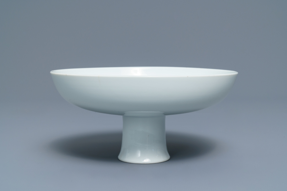 Een keizerlijke Chinese monochroom witte stem cup, Qianlong merk en periode