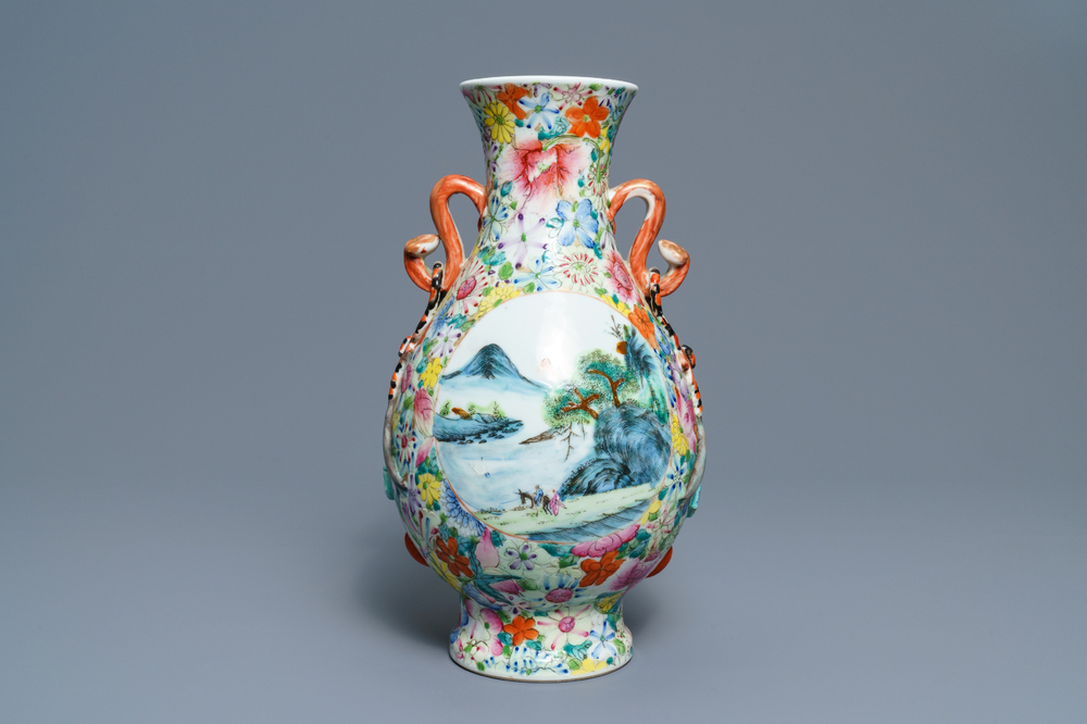 Een Chinese famille rose millefleurs vaas met landschappen, Qianlong merk, Republiek, 20e eeuw