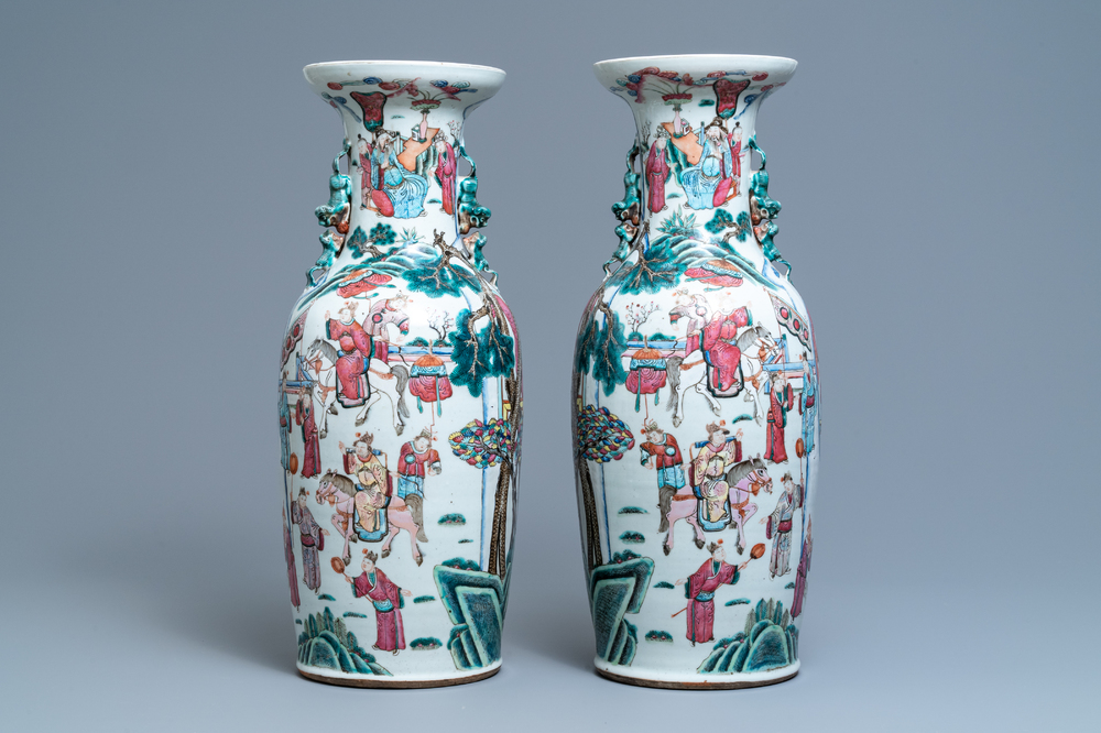 Une paire de vases en porcelaine de Chine famille rose, 19&egrave;me