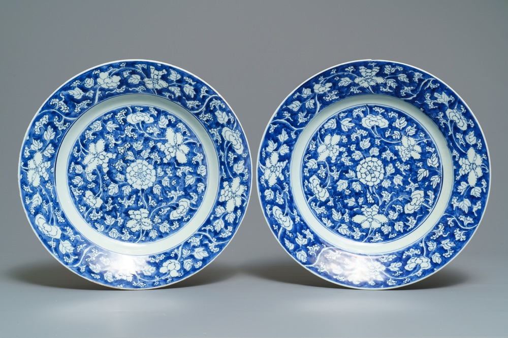 Une paire de plats en porcelaine de Chine bleu et blanc, Kangxi