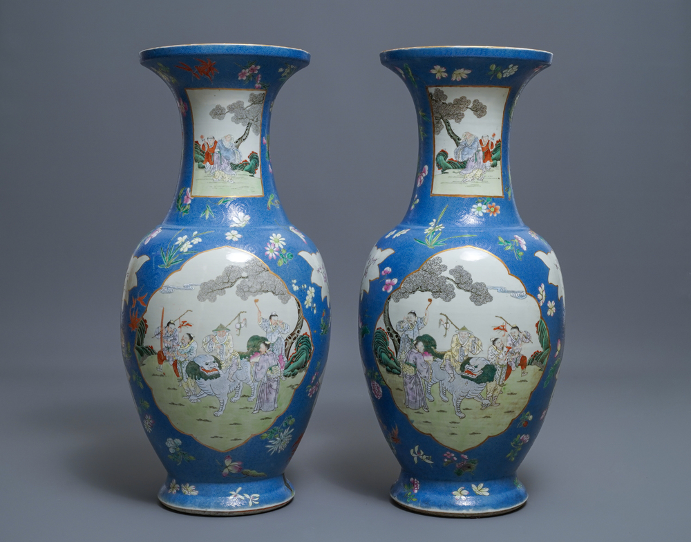 Une paire de grands vases en porcelaine de Chine famille rose &agrave; fond bleu, marque de Qianlong, 19&egrave;me