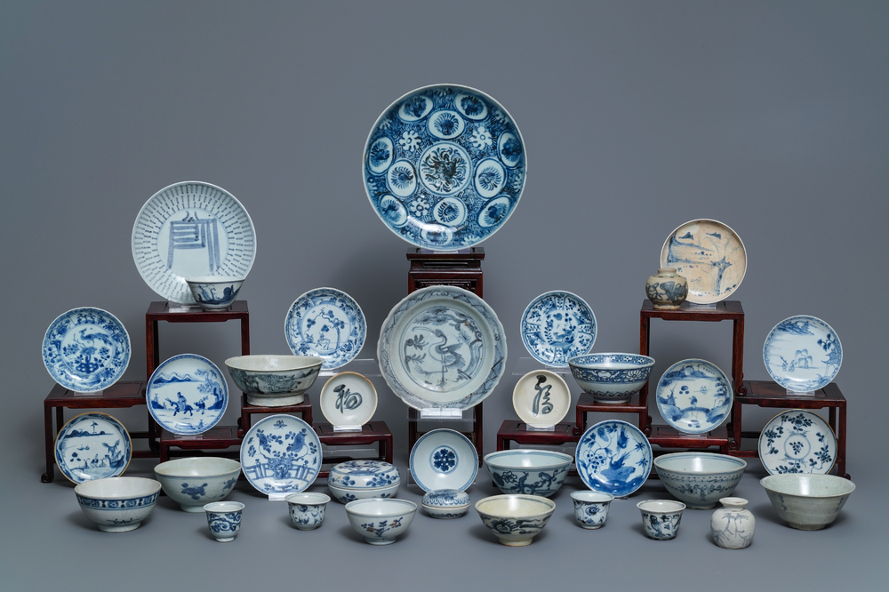 35 stukken Chinees blauw-wit scheepswrakporselein, Ming en later