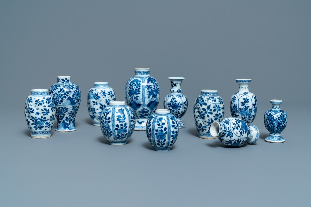 Eleven small Chinese blue and white vases with floral design, Kangxi