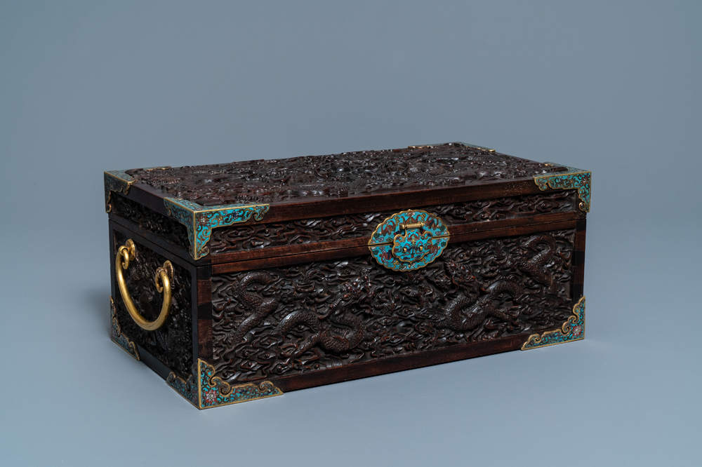Une bo&icirc;te en bois de zitan aux montures en &eacute;maux cloisonn&eacute;s et anses en bronze dor&eacute;, Qing