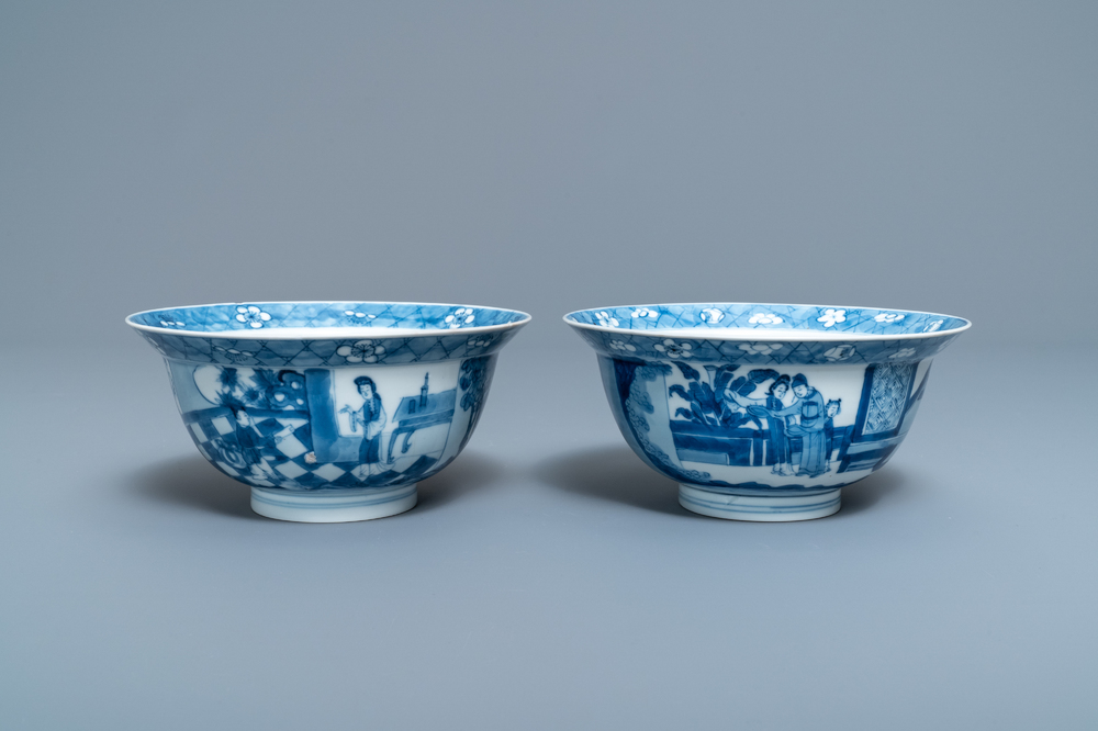 Twee Chinese blauw-witte klapmutskommen, Kangxi merk en periode