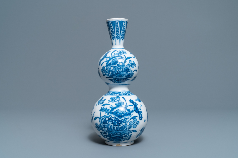 Een blauw-witte Delftse kalebasvaas met chinoiserie decor, eind 17e eeuw