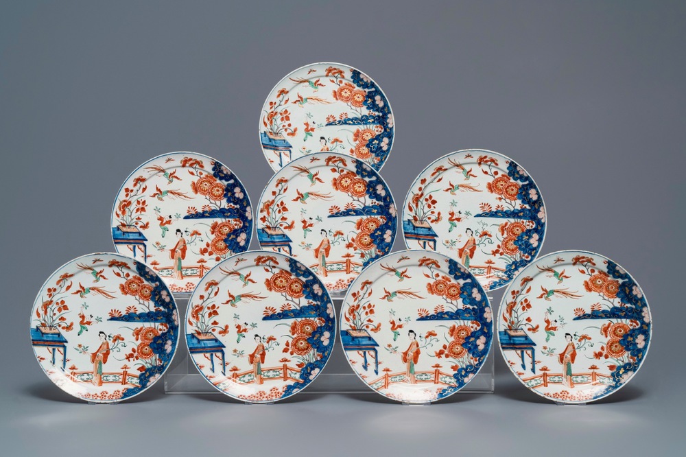 Acht polychrome Delftse petit feu chinoiserie borden, 1e kwart 18e eeuw
