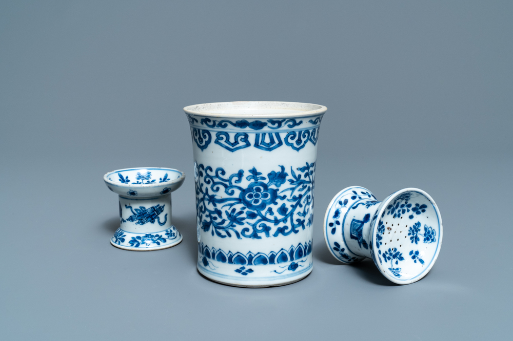 A Chinese blue and white brush pot and a pair of sanders, Kangxi