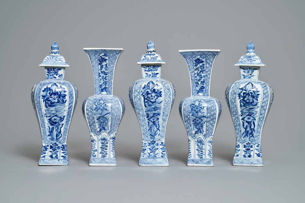 Een Chinees blauw-wit vijfdelig kaststel, Kangxi