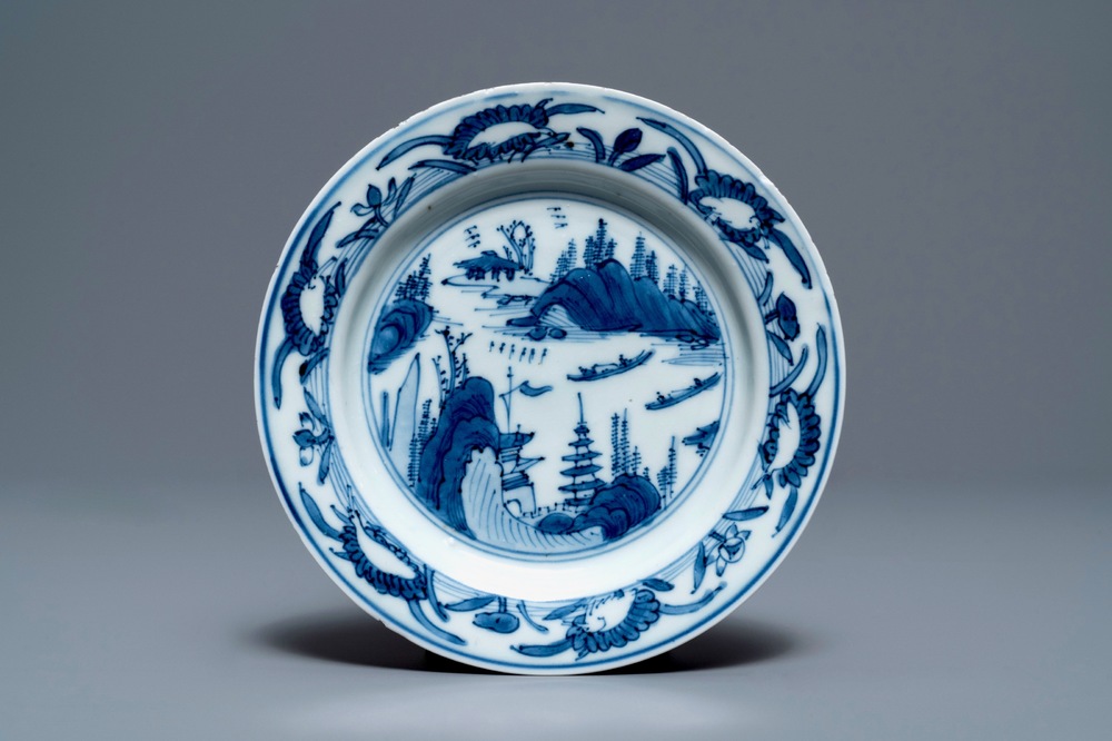 Une coupe en porcelaine de Chine en bleu et blanc &agrave; d&eacute;cor d'un paysage, Wanli