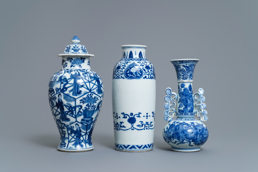 Drie Chinese blauw-witte vazen, Kangxi