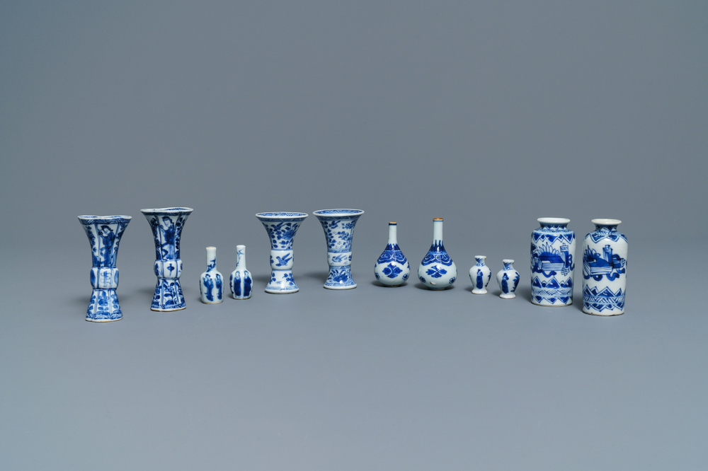 Zes paar Chinese blauw-witte miniatuur vaasjes, Kangxi