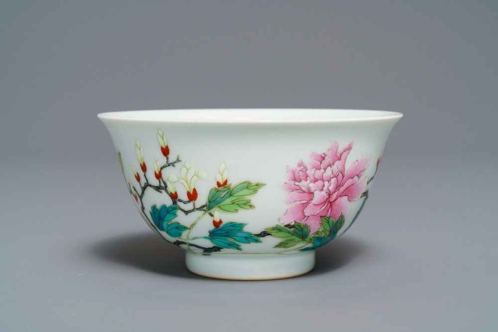 Een Chinese famille rose kom met floraal decor, Yongzheng merk, 19/20e eeuw
