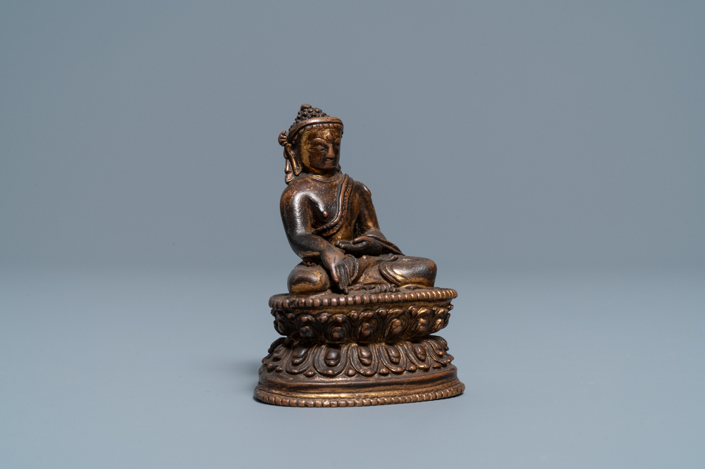 Une figure de Bouddha en bronze dor&eacute;, Sino-Tibet, 16/17&egrave;me