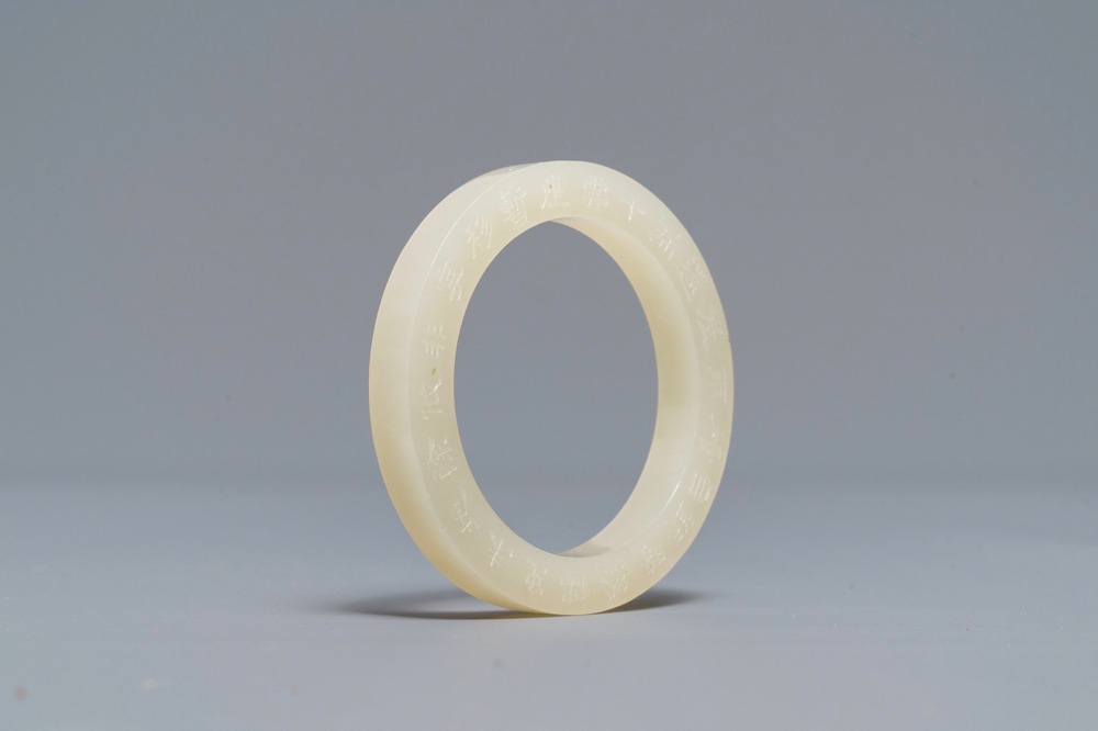 Een Chinese ring met inscriptie in witte jade, 19/20e eeuw
