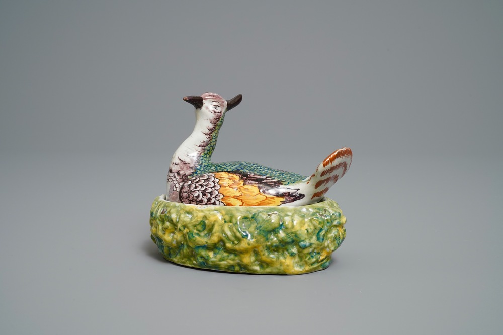 Een polychrome Delftse botervloot in de vorm van een kievit, 18e eeuw