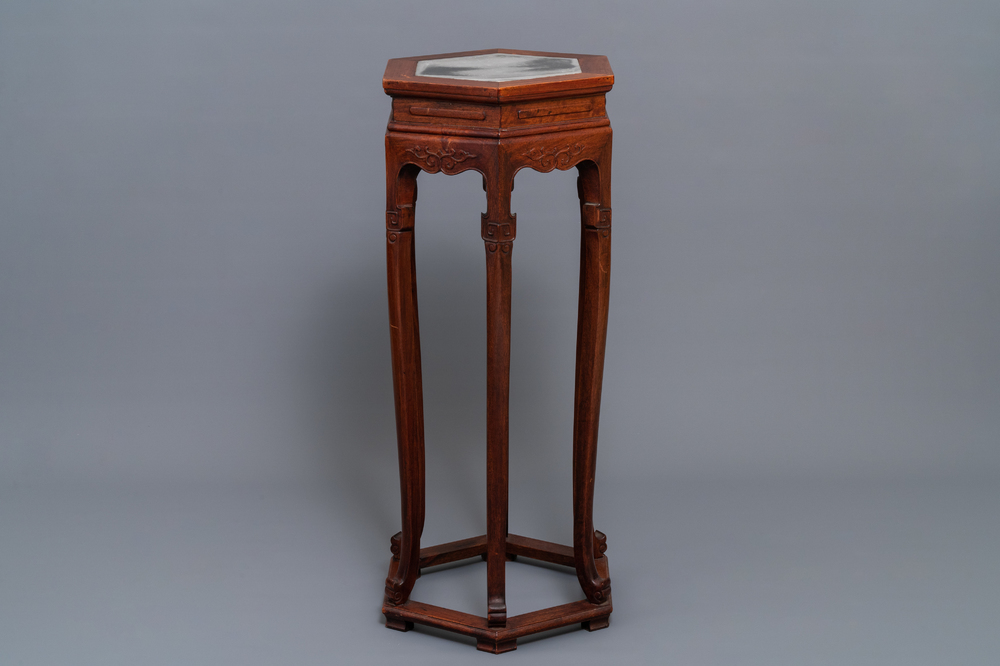 A Chinese wooden stand with marble top, 19/20th C.