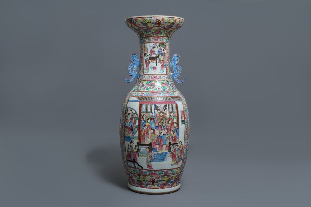 Een grote Chinese famille rose vaas met hofsc&egrave;nes, 19e eeuw