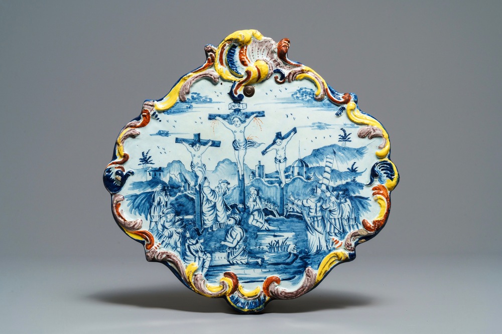Een polychrome Delftse plaquette met 'De Kruisiging', 18e eeuw