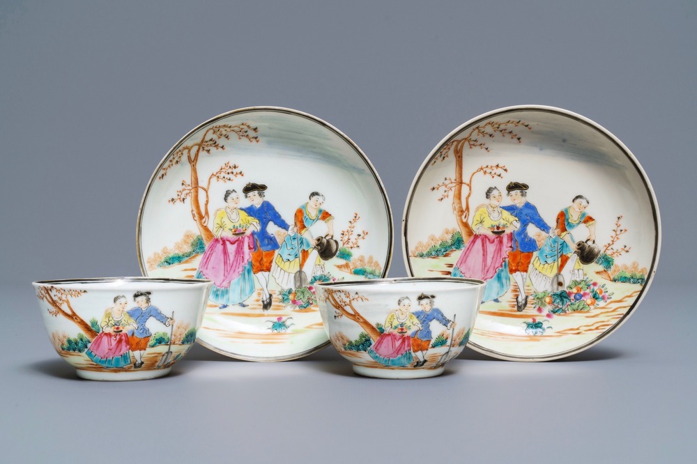 Une paire de tasses et soucoupes en porcelaine de Chine famille rose &agrave; d&eacute;cor europ&eacute;en, Qianlong