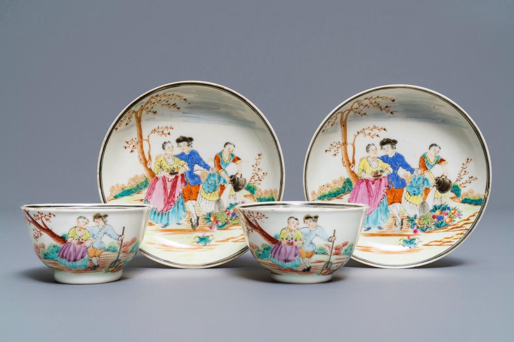 Een paar Chinese famille rose koppen en schotels met Europees decor, Qianlong