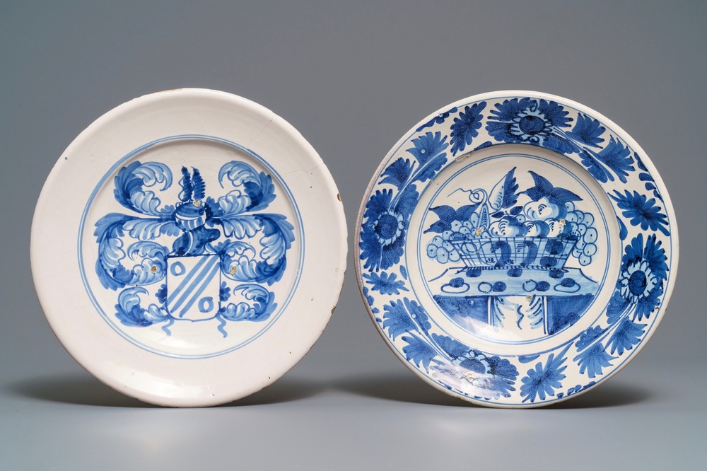 Deux plats en majolique &agrave; d&eacute;cor d'un panier de fruits et d'une armoirie, Delft ou la Frise, 17/18&egrave;me
