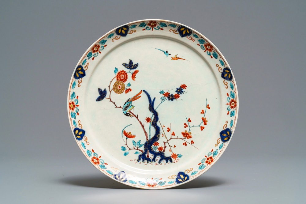 Een Delfts dor&eacute; Kakiemon-stijl bord, begin 18e eeuw