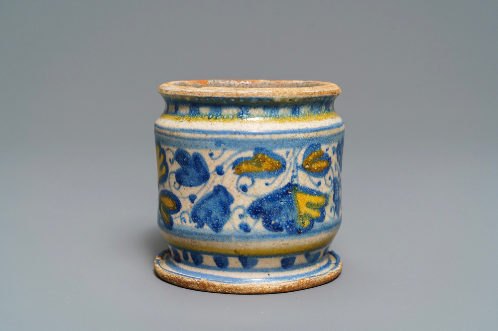 Een polychrome Antwerpse majolica albarello, 2e helft 16e eeuw