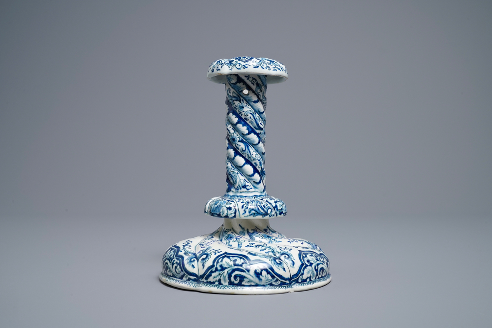 Een getorste blauw-witte Delftse kandelaar, eind 17e eeuw