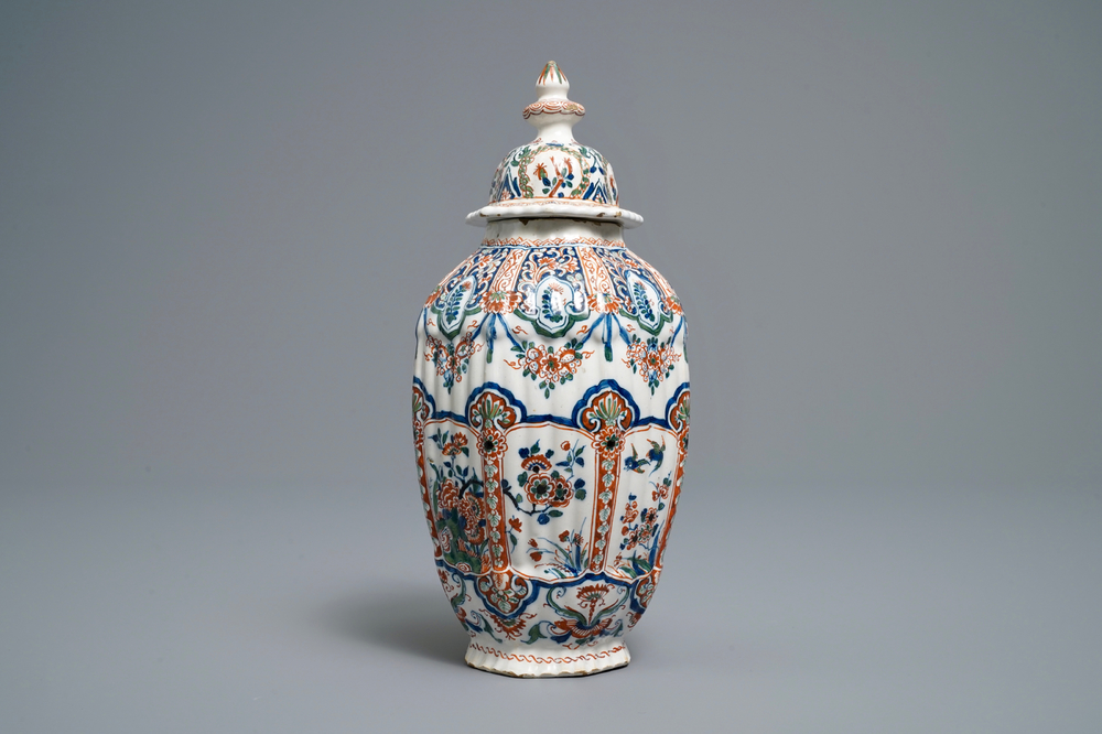 A fine Dutch Delft cashmere palette vase and cover, 17/18th C.